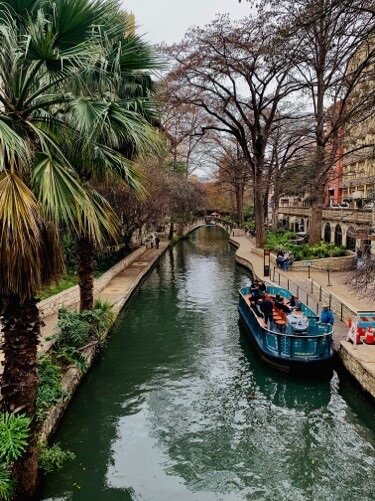 San Antonio Marriott Rivercenter and San Antonio Marriott Riverwalk offer Holiday River Cruise Package